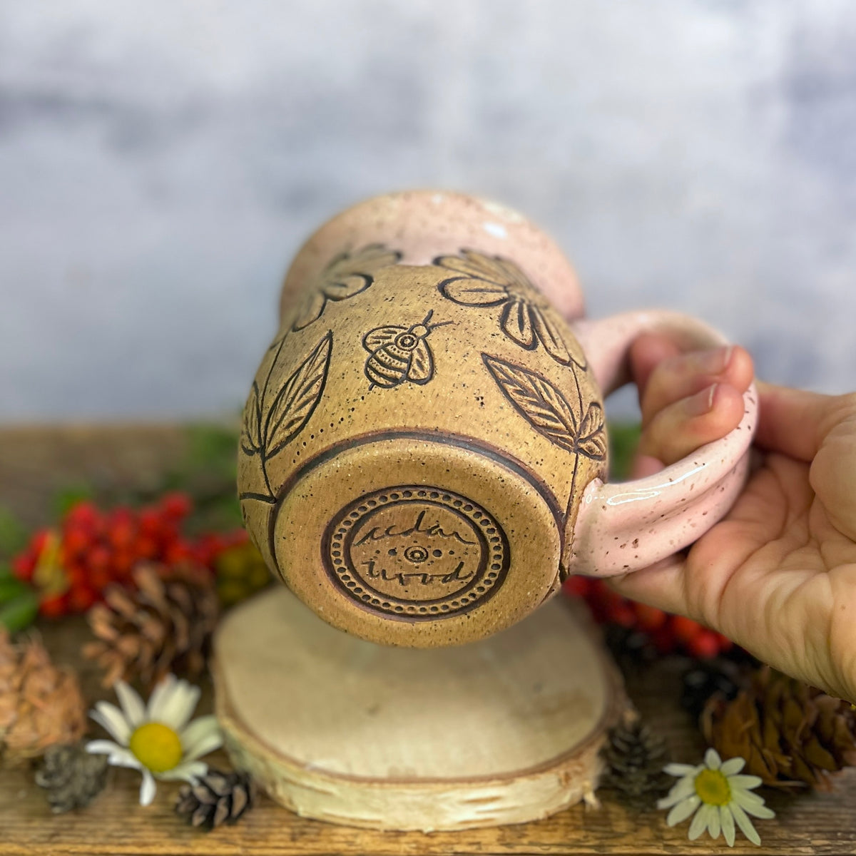 16. 18oz. Daisy and Honeybee Mug
