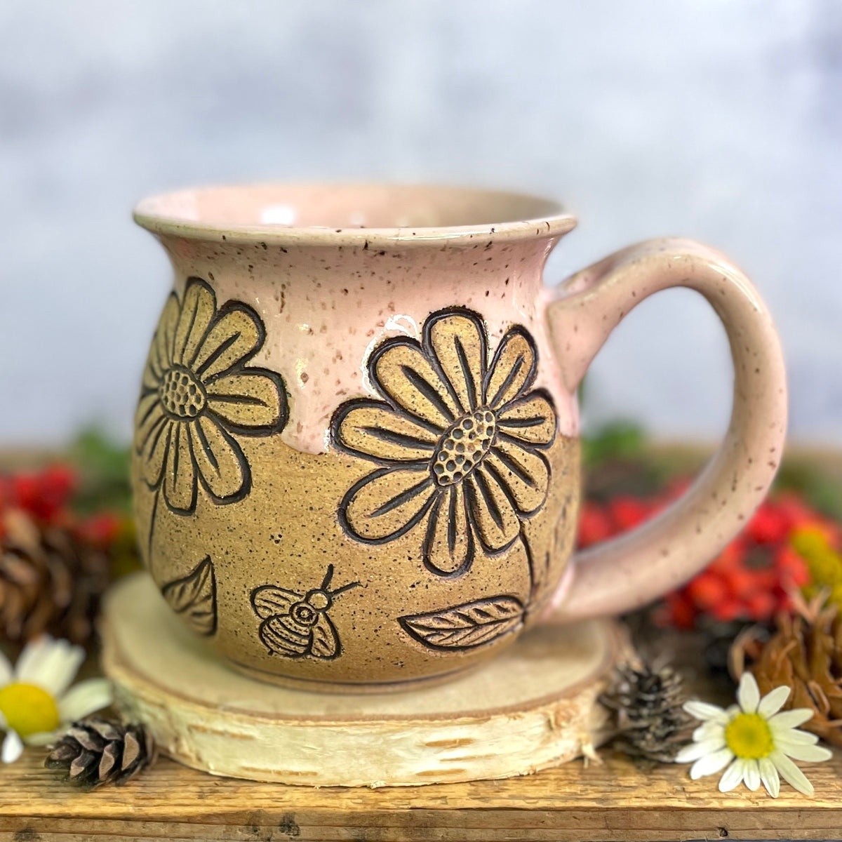 16. 18oz. Daisy and Honeybee Mug