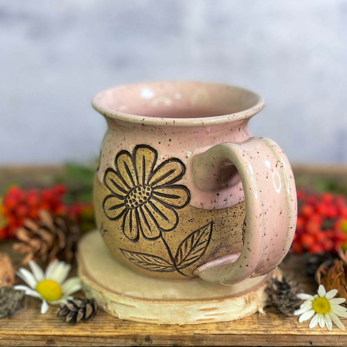 16. 18oz. Daisy and Honeybee Mug