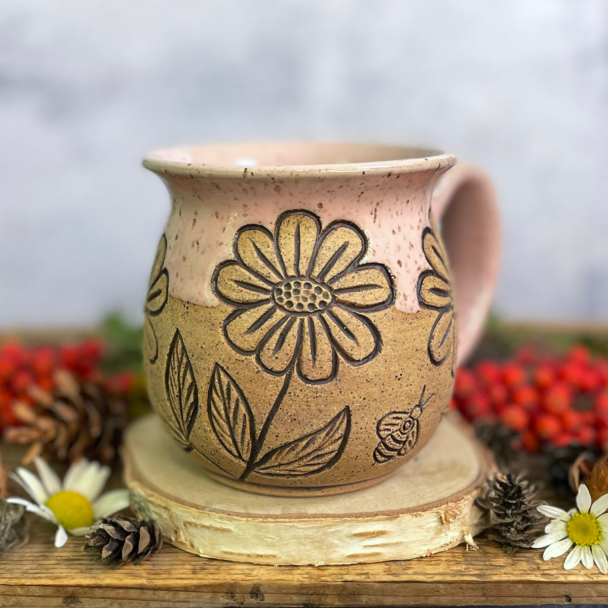16. 18oz. Daisy and Honeybee Mug